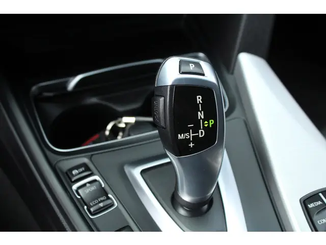 BMW 3 Serie Touring 320i High Executive 2017 Benzine 15