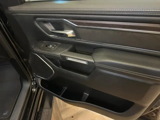 Dodge Ram 1500 5.7 V8 4x4 Crew Cab Laramie 2024 LPG/Gas 7