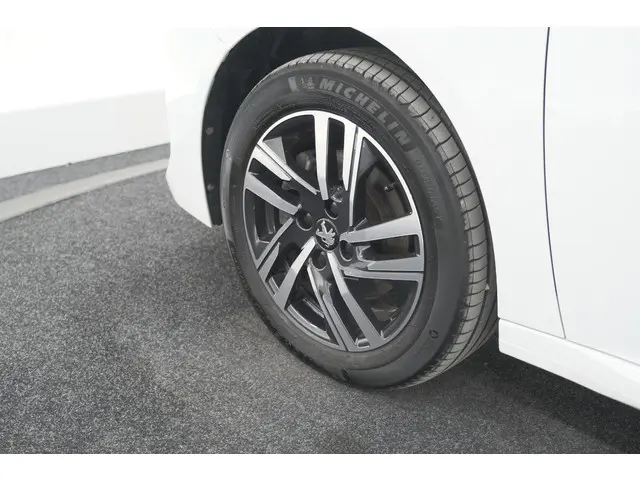 Peugeot 208 PureTech 100 Allure Pack 2023 Benzine 16