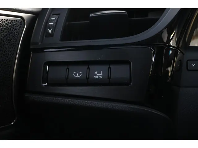 Lexus ES 300h President Line 2024 Hybride Benzine 18