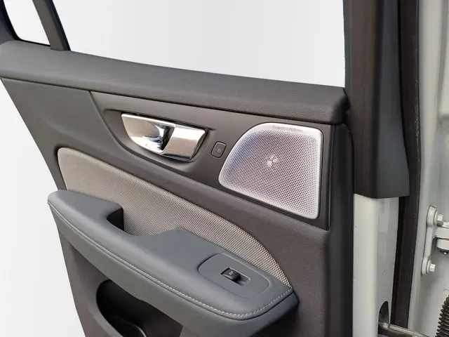 Volvo V60 2.0 T8 AWD R-Design 2019 Hybride Benzine 36