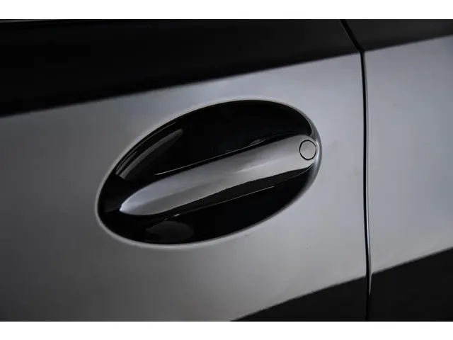 BMW 3 Serie 330e 2024 Hybride Benzine 39