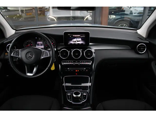 Mercedes-Benz GLC 250 4MATIC Business 2017 Benzine 27