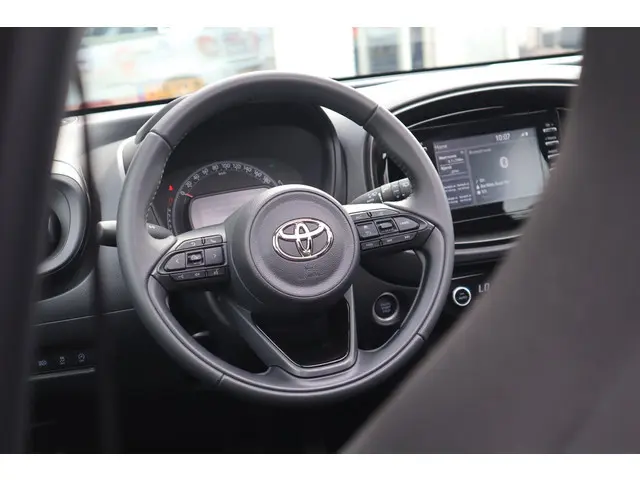 Toyota Aygo X 1.0 VVT-i AIR PLAY AUTOMAAT 2024 Benzine 18