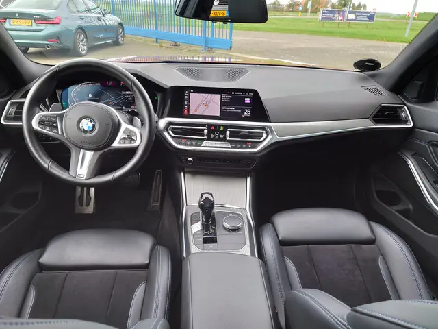 BMW 3 Serie 330i High Executive 2019 Benzine 12