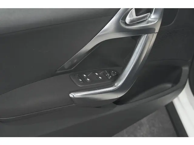 Peugeot 2008 PureTech 130 Allure 2019 Benzine 25