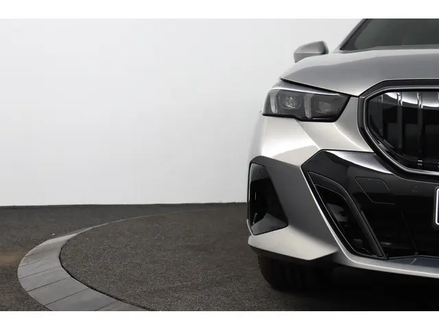 BMW 5 Serie Touring 550e xDrive 2025 Hybride Benzine 28