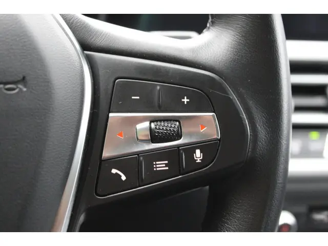 BMW 3 Serie 320i Executive Edition 2020 Benzine 24