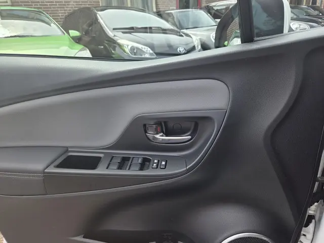 Toyota Yaris 1.5 Hybrid Dynamic 2015 Hybride Benzine 9