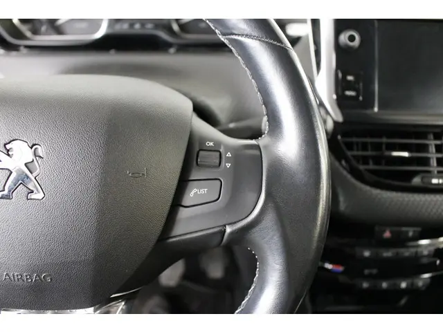 Peugeot 2008 1.2 PureTech Allure 130 PK. 2018 Benzine 18
