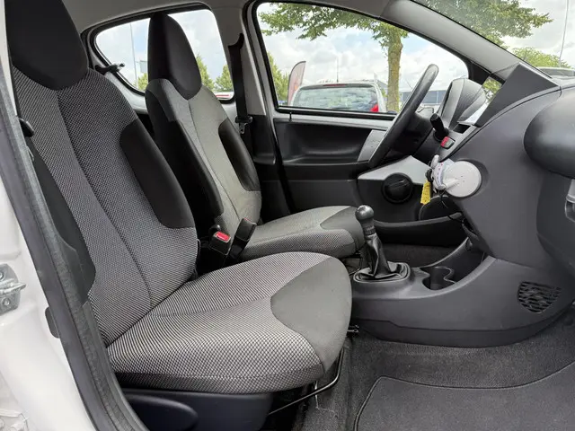 Toyota Aygo 1.0 VVT-i Comfort 2012 Benzine 7