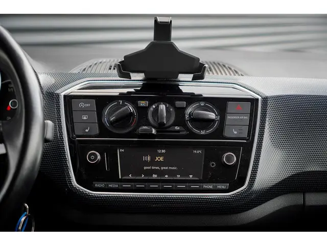 Volkswagen up! 1.0 BMT move up! 2018 Benzine 42