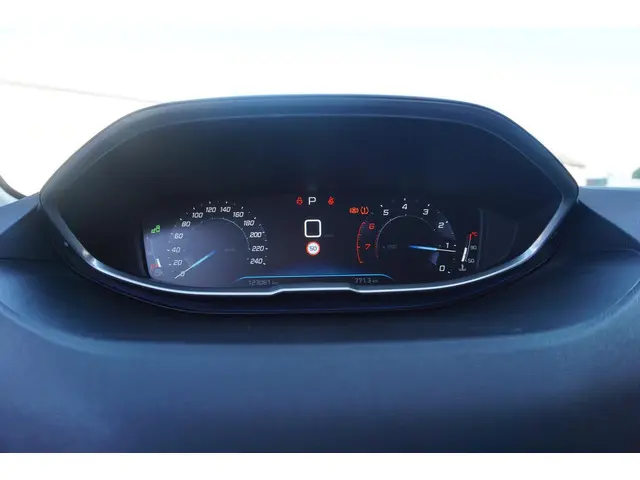 Peugeot 3008 1.6 e-THP GT Line 2018 Benzine 10