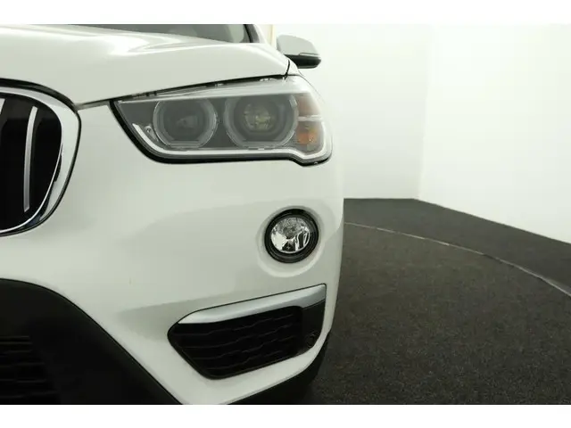 BMW X1 sDrive20i Centennial High Executive 2017 Benzine 24