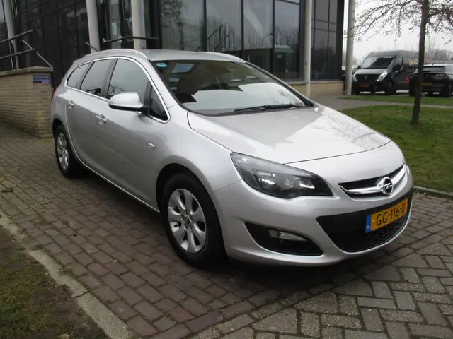 Opel Astra Sports Tourer 1.4 Turbo Blitz 2015 Benzine 2