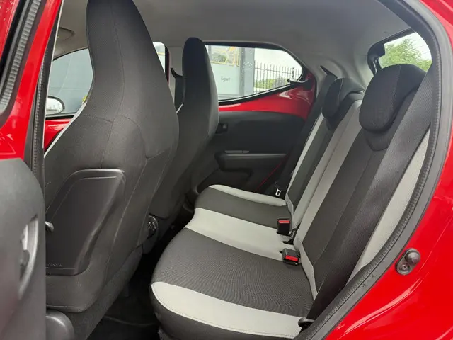 Toyota Aygo 1.0 VVT-i x-play 2014 Benzine 8
