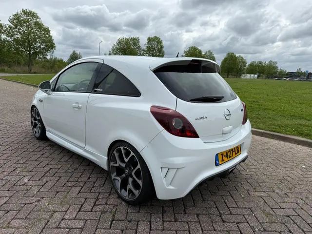 Opel Corsa 1.6-16V Turbo OPC 2012 Benzine 4