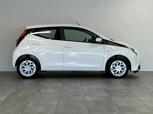 Toyota Aygo 1.0 VVT-i x-play 2022 Benzine 7