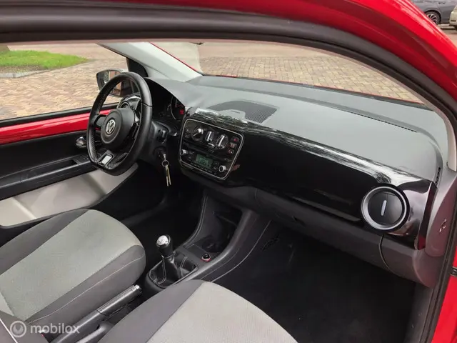 Volkswagen up! 1.0 high up! BlueMotion 2013 Benzine 8
