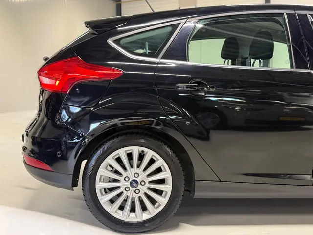 Ford Focus 1.0 Titanium Navi|Trekhaak|PDC! 2018 Benzine 9