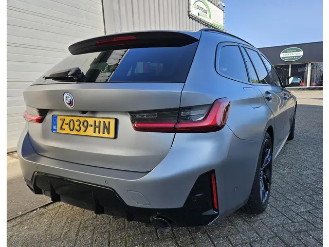 BMW 3 Serie Touring 330e 2022 Hybride Benzine 8
