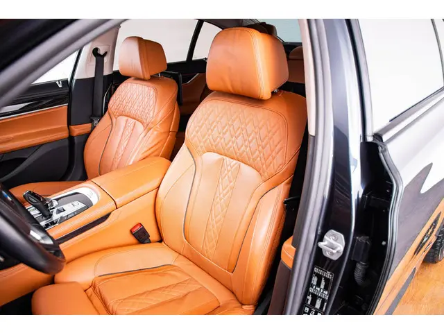 BMW 7 Serie 750i xDrive High Executive 2018 Benzine 16