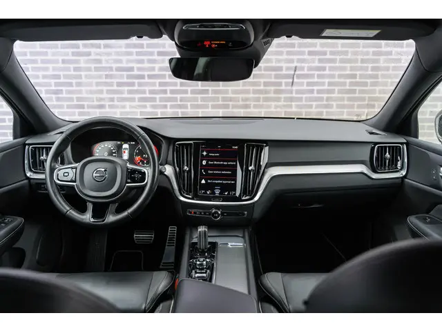 Volvo V60 2.0 B4 R-Design 2020 Benzine 24
