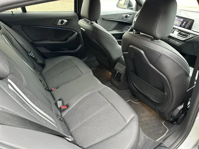 BMW 1 Serie 118i Executive Edition 2020 Benzine 22