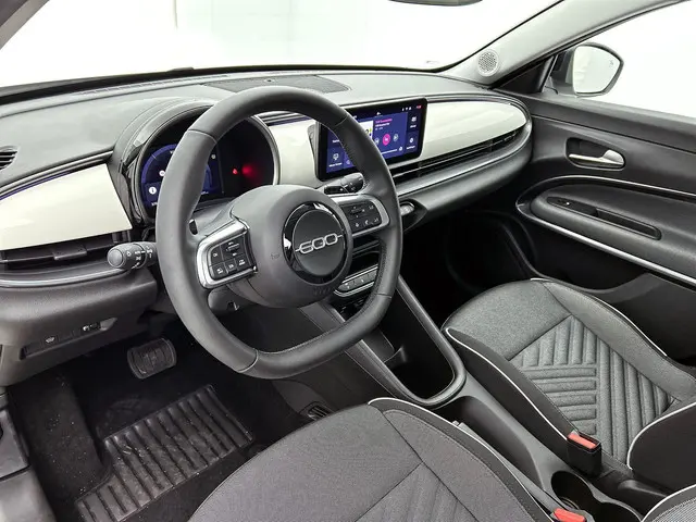 Fiat 600 1.2 Hybrid Bicolore 2024 Benzine 26