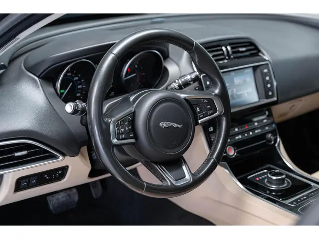 Jaguar XE 2.0 D Pure Leder Panorama 2018 Diesel 23