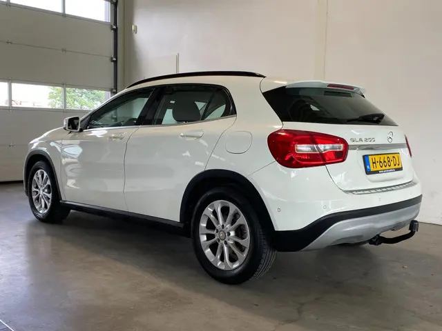 Mercedes-Benz GLA 200 Trekhaak 2015 Benzine 3