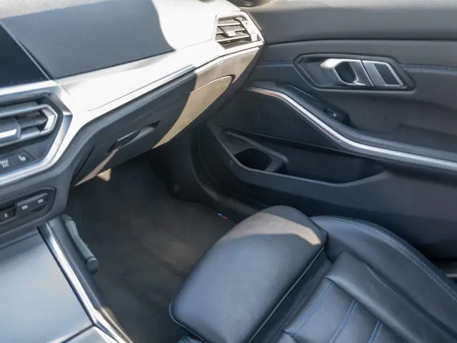 BMW 3 Serie 330i High Executive Edition 2019 Benzine 36