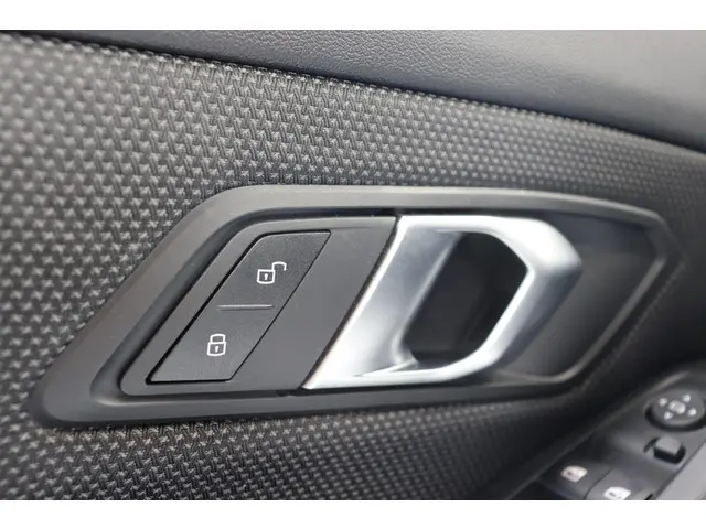 BMW 3 Serie Touring 318i Executive Edition 2020 Benzine 34