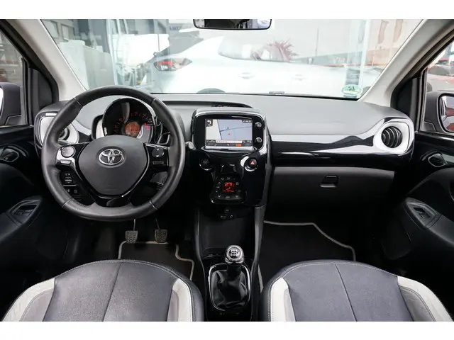 Toyota Aygo 1.0 VVT-i x-clusiv 2014 Benzine 3
