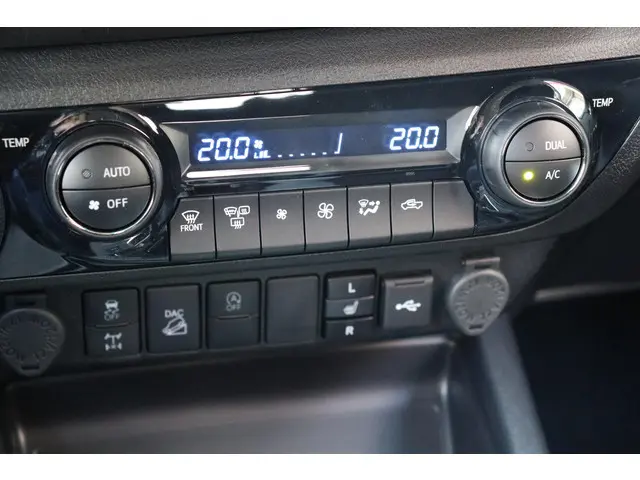 Toyota Hilux 2.4 D-4D Double Cab Challenger 2024 Diesel 28