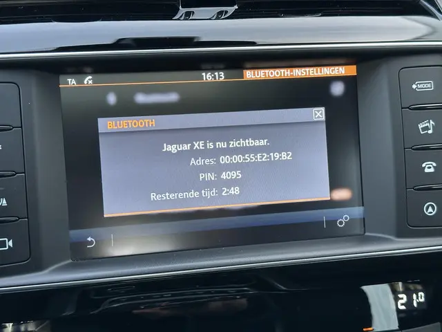 Jaguar XE 2.0 Portfolio 2015 Benzine 19