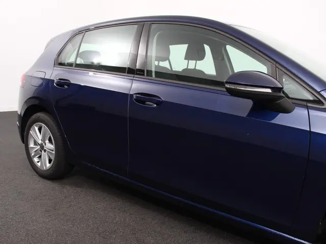 Volkswagen Golf 1.0 eTSI Life Business 2023 Benzine 32