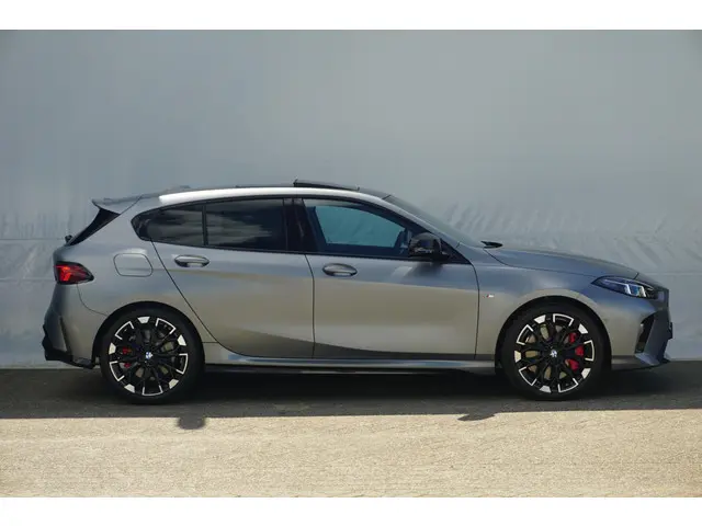BMW 1 Serie 5-deurs M135i xDrive 2025 Benzine 3