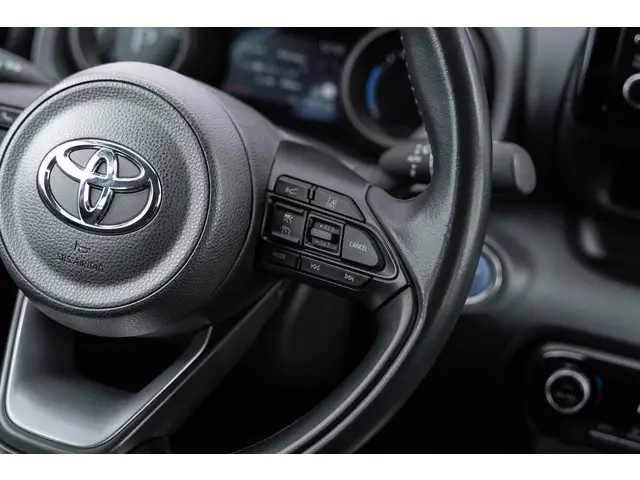 Toyota Yaris 1.5 Hybrid Dynamic 2021 Hybride Benzine 24