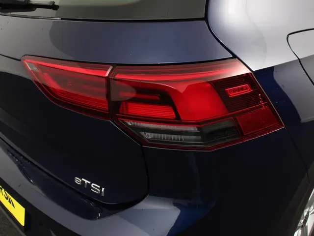 Volkswagen Golf 1.0 eTSI Life Business 2023 Benzine 30