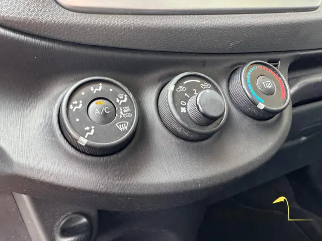 Toyota Yaris 1.3 VVT-i Now 2014 Benzine 19