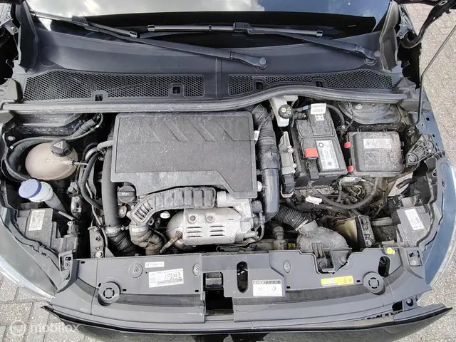 Peugeot 208 1.2 Automaat 130PK. Schade auto 2021 Benzine 20