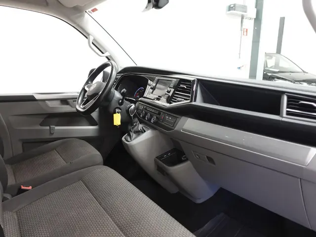 Volkswagen Transporter 2.0 TDI L2H1 2023 Diesel 25