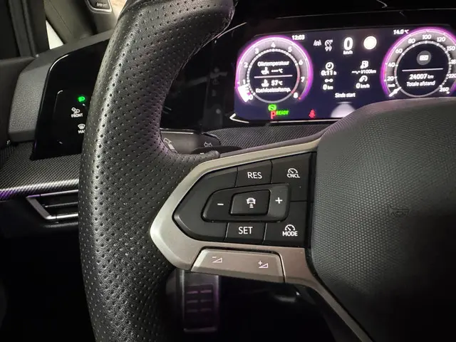 Volkswagen Golf 1.5 eTSI R line / Pano / H&K / 2025 Benzine 25