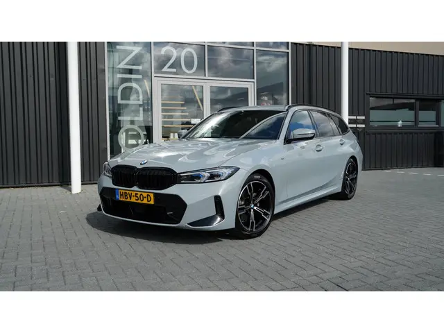 BMW 3 Serie 320I M-Sport Touring 2023 Benzine