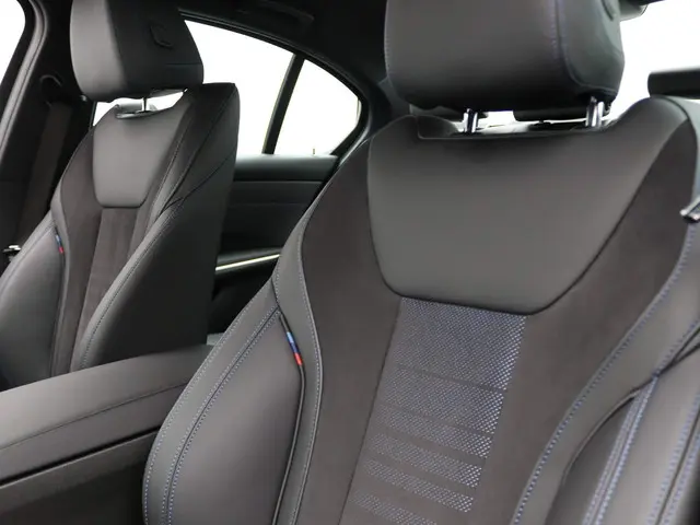 BMW 3 Serie Sedan 320e 2024 Hybride Benzine 12