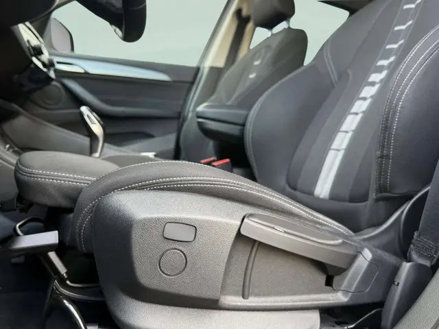 BMW X1 SDrive20i Executive, 1ste eigenaar 2017 Benzine 25