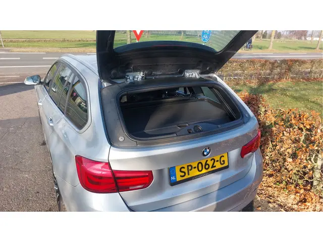 BMW 3 Serie Touring 318i Executive 2018 Benzine 13