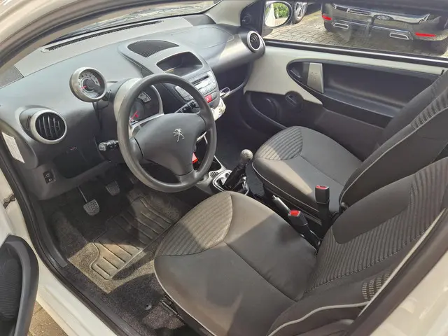 Peugeot 107 1.0 Active 2013 Benzine 7