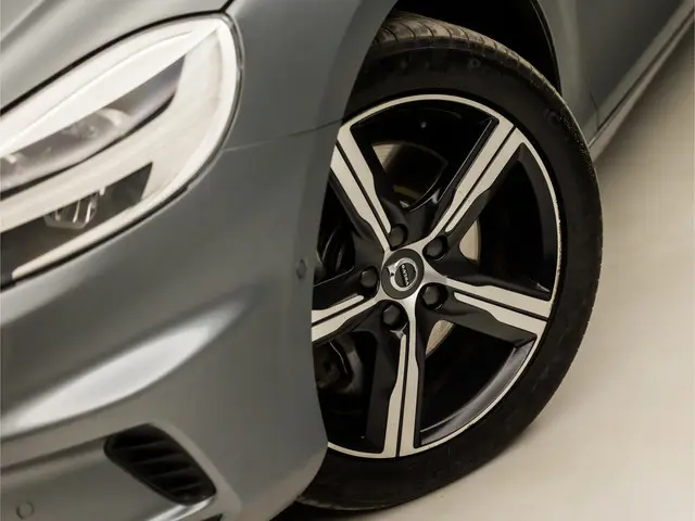 Volvo V40 2.0 T4 R-Design Sport 2018 Benzine 17